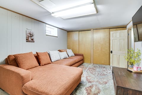 Pet-Friendly Abode, 2 Mi to Dtwn Evanston! House in Evanston