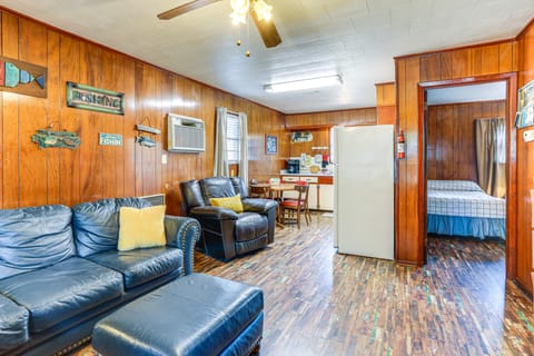 Shared Dock & Yard: Greers Ferry Lake Home! Apartment in Greers Ferry Lake