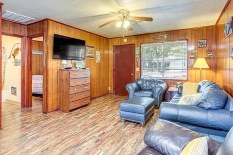 Shared Dock & Yard: Greers Ferry Lake Home! Apartment in Greers Ferry Lake