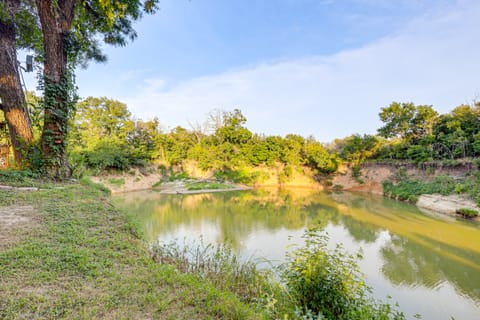 Private Pool: Fun Riverfront Retreat in Hamilton! House in Rio Grande