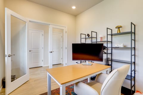 < 2 Mi to Gaylord Rockies: Remote-Work Hub w/ Gym! House in Commerce City