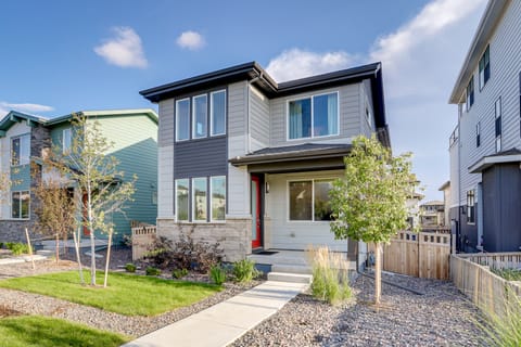 < 2 Mi to Gaylord Rockies: Remote-Work Hub w/ Gym! House in Commerce City