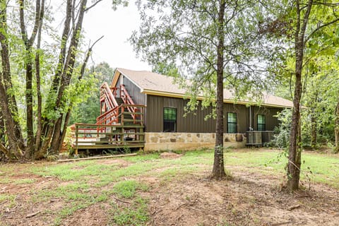 Family Home w/ On-Site Waterfall & Pond in Fulton! House in Arkansas