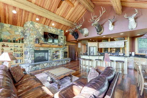 Ski-In/Out, Hot Tub: Spacious Retreat in Whitefish House in Whitefish
