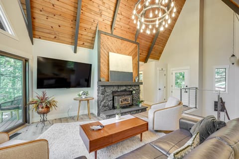 Stunning Forest Views: Luxury Lake Arrowhead Cabin House in Lake Arrowhead