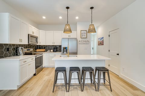 2 Mi to UT: Modern Retreat w/ Covered Porch House in Knoxville