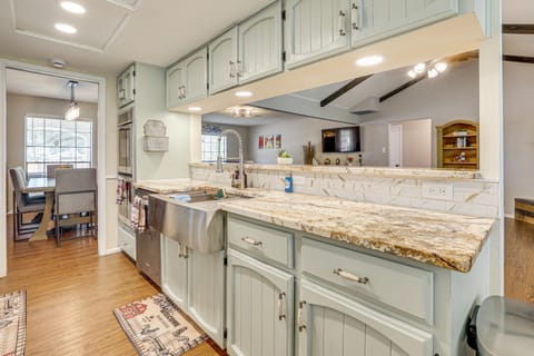 2 Mi to South Texas Medical Center: Home w/ Patio House in San Antonio