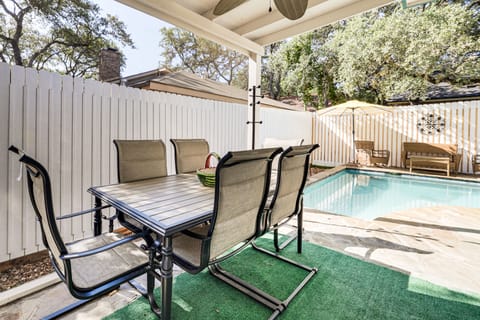 Private Yard w/ Pool: Quiet Getaway in San Antonio House in San Antonio
