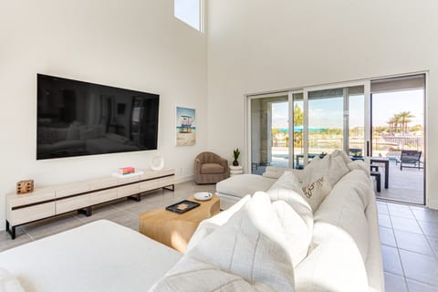 Luxe Oasis: Modern Mtn-View Gem in Palm Springs! House in Palm Springs