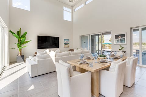 Luxe Oasis: Modern Mtn-View Gem in Palm Springs! House in Palm Springs