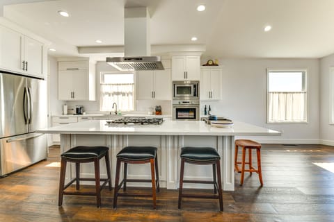 1 Mi to Downtown Benicia: Scenic Cliffside Escape House in Benicia