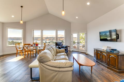 1 Mi to Downtown Benicia: Scenic Cliffside Escape House in Benicia