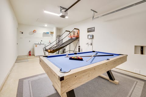 Game Room + Private Yard: Modern San Antonio Home House in San Antonio