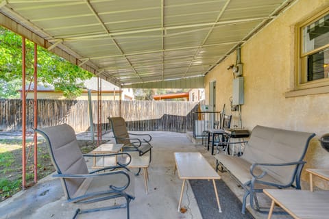 Walk to St. Mary-Corwin: Home Base in Pueblo House in Pueblo