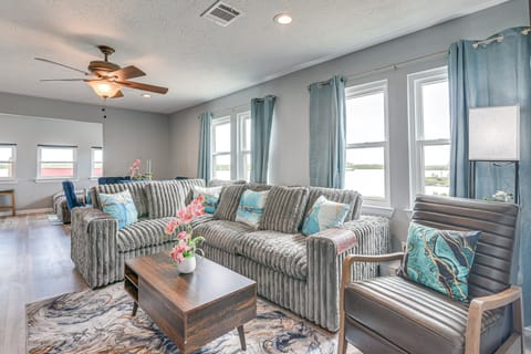 Private Home on Lagoon w/ Views in Hitchcock! House in La Marque