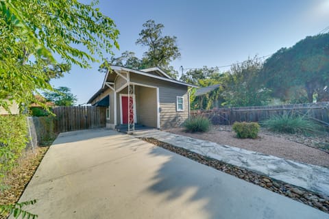 Walk to Alamodome! Pet-Friendly Home w/ Yard House in San Antonio