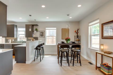 Walk to Med Ctrs & Dtwn Englewood: Modern Home House in Englewood