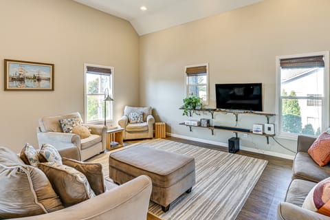 Walk to Academy: Lake Max Family Penthouse House in Culver