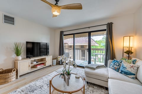 Top Floor Ocean-View Condo: Walk to Kona Beaches! Apartment in Holualoa