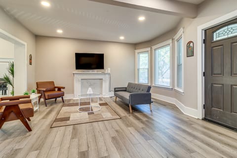 3 Mi to Dtwn Detroit: Spacious Home w/ Yard! House in Windsor