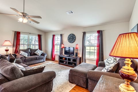 3 Mi to Arkansas River: Rural Family Home w/ Yard House in Arkansas