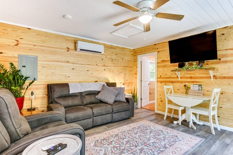 Cottage Close to Caves & Trails in Hocking Hills! House in Falls Township