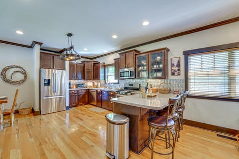 Hot Tub Soaks & Outdoor Fun: Fayetteville Cabin House in Fayetteville