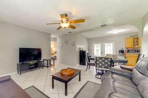 Fenced-In Yard: Home 3 Mi to Hard Rock Stadium! House in Hollywood