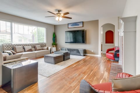 Yard, Home Gym, & Game Room: Spacious Aurora Home House in Aurora