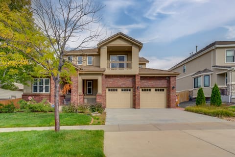 Yard, Home Gym, & Game Room: Spacious Aurora Home House in Aurora