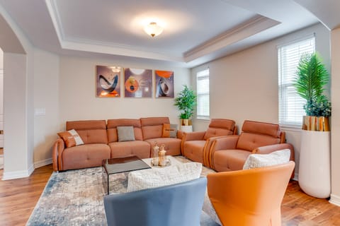 Yard, Home Gym, & Game Room: Spacious Aurora Home House in Aurora