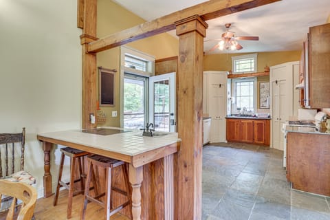 Cottage By the Pond: Serene Northeast Ohio Retreat Cottage in Ohio