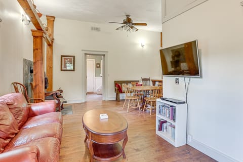 Cottage By the Pond: Serene Northeast Ohio Retreat Cottage in Ohio