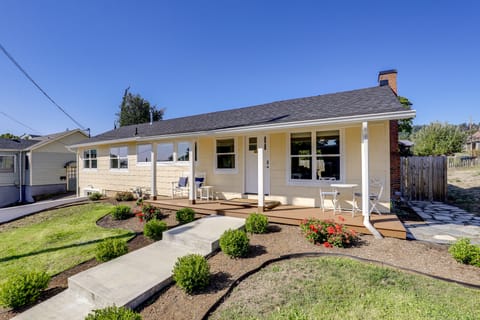 Walk to Dtwn Camas! Updated Home w/ Game Room House in Willamette Valley