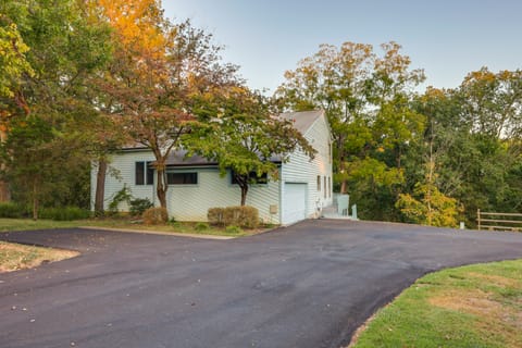 4 Mi to Dtwn Loveland: Private Retreat w/ Decks House in Ohio