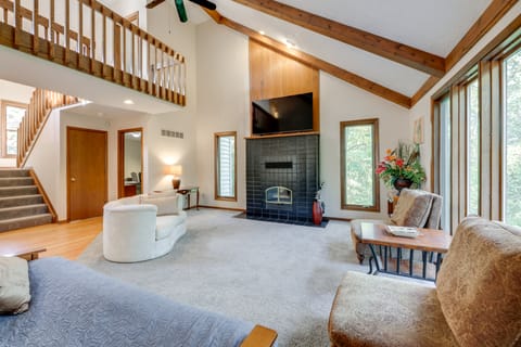 4 Mi to Dtwn Loveland: Private Retreat w/ Decks House in Ohio