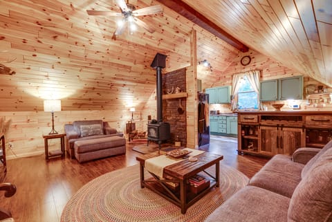 Hot Tub Haven 10 Mi to Hocking Hills State Park! House in Ohio