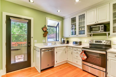 6 Mi to Dtwn: Pet-Friendly Home in Portland! House in Portland