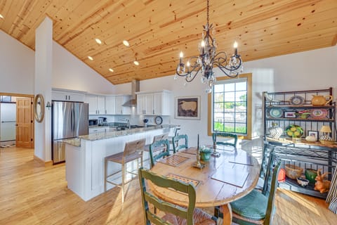 Walk to Dtwn Syracuse: Private Lake-View Home House in Indiana