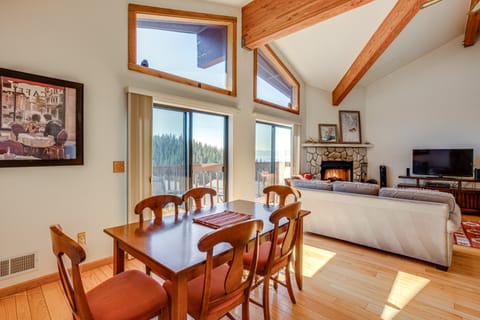 < 1 Mi to Diamond Peak: Townhome w/ Lake Views Apartment in Incline Village