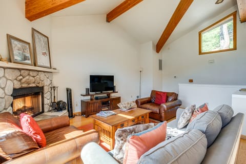 < 1 Mi to Diamond Peak: Townhome w/ Lake Views Apartment in Incline Village