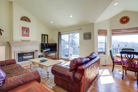 Mtn Views & Hot Tub: 4,300-Sq-Ft Oakland Retreat House in Oakland