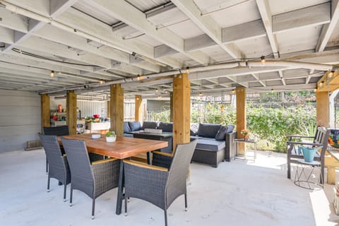 1/2 Mi to Cruise Port! Galveston Retreat w/ Yard. House in Texas City