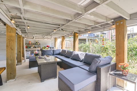 1/2 Mi to Cruise Port! Galveston Retreat w/ Yard. House in Texas City