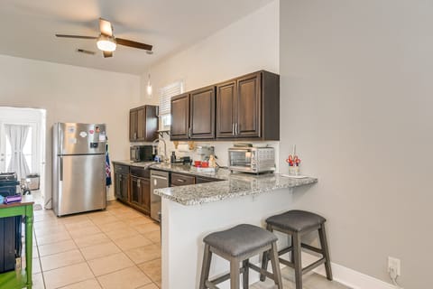 1/2 Mi to Cruise Port! Galveston Retreat w/ Yard. House in Texas City