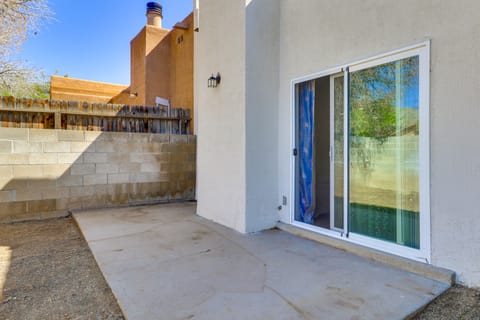 Sandia Foothills Access! Townhome 5 Mi to Uptown Apartment in Albuquerque