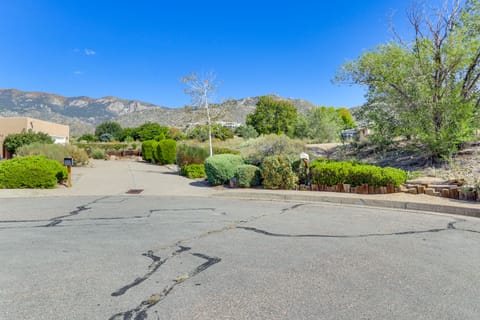 Sandia Foothills Access! Townhome 5 Mi to Uptown Apartment in Albuquerque