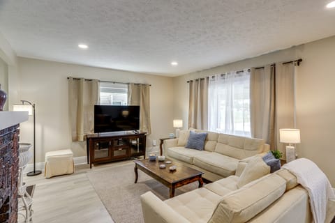 1 Mi to Cedar Point: Family Getaway w/ Porch! House in Sandusky