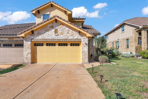 5 Mi to Lake Travis: Pet-Friendly Home w/ Yard! House in Lakeway
