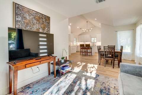 4 Mi to UT Austin: Bright & Modern Family Home House in Austin